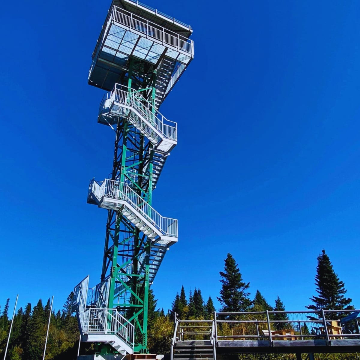 Une tour d'observation au Parc régional Montagne du Diable.