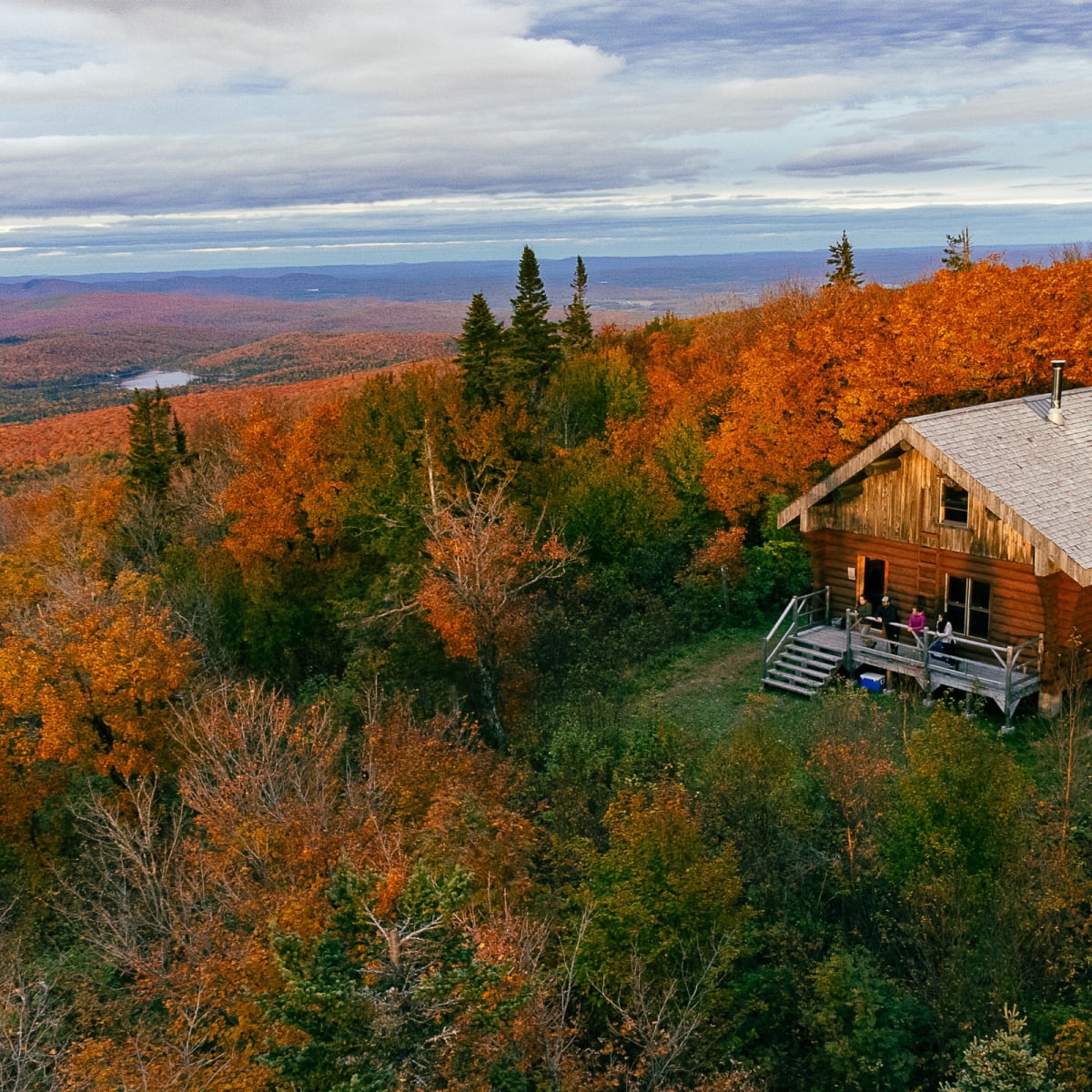 Un petit chalet sur une montagne au Parc régional Montagne du Diable, en automne.