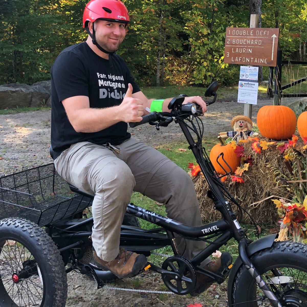 Un homme sur un vélo à trois roues au Festival des Couleurs du Parc régional Montagne du Diable.
