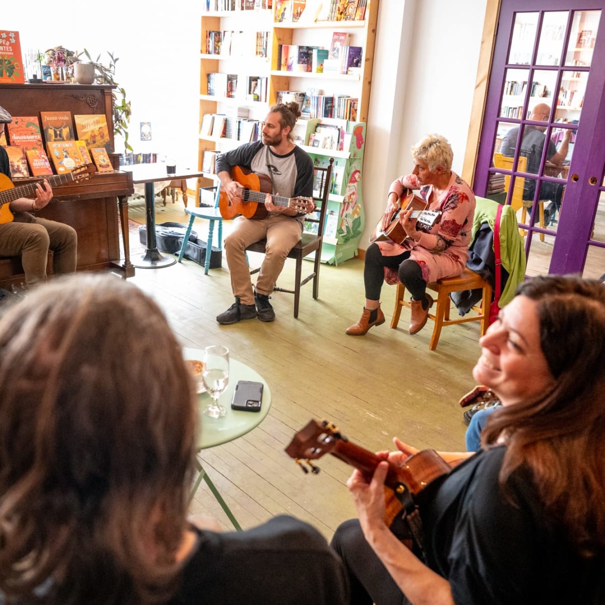 Séance de guitare au Festival des Guitares du Monde en Abitibi-Témiscamingue.