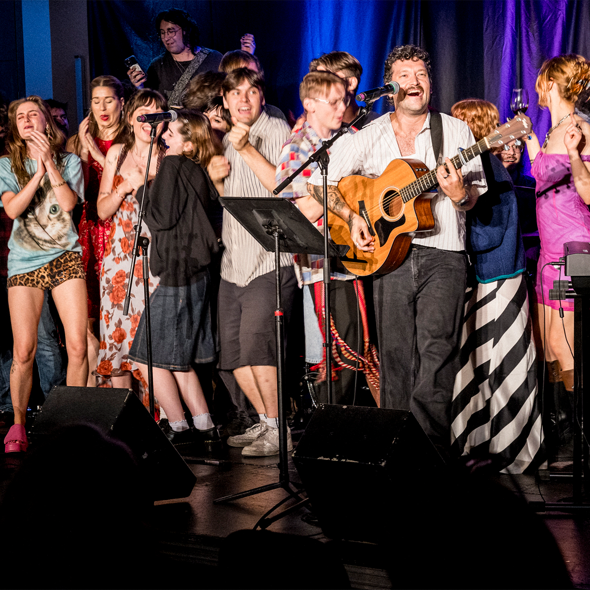 Groupe sur scène au Festival international de la chanson de Granby.