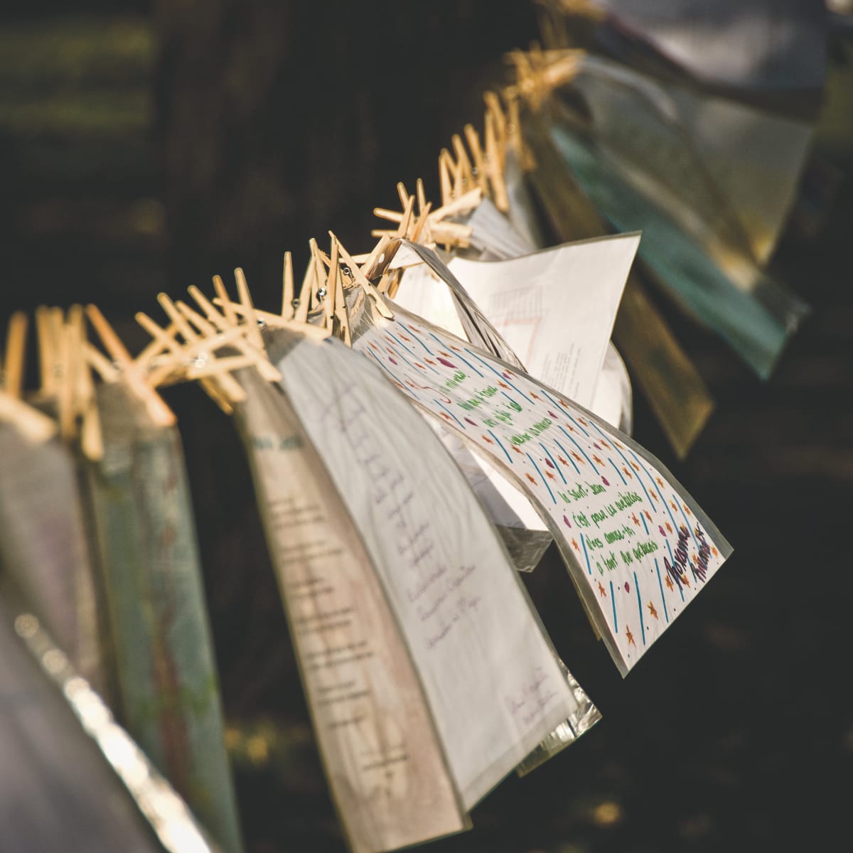 Festival International de la Poésie - Des papiers accrochés à une corde à linge