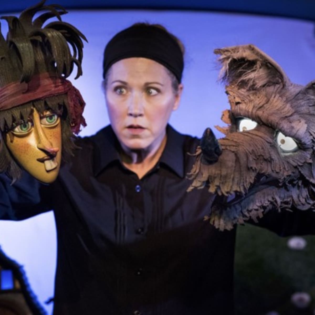 Festival international des arts de la marionnette - Une femme manipulant deux marionnettes.
