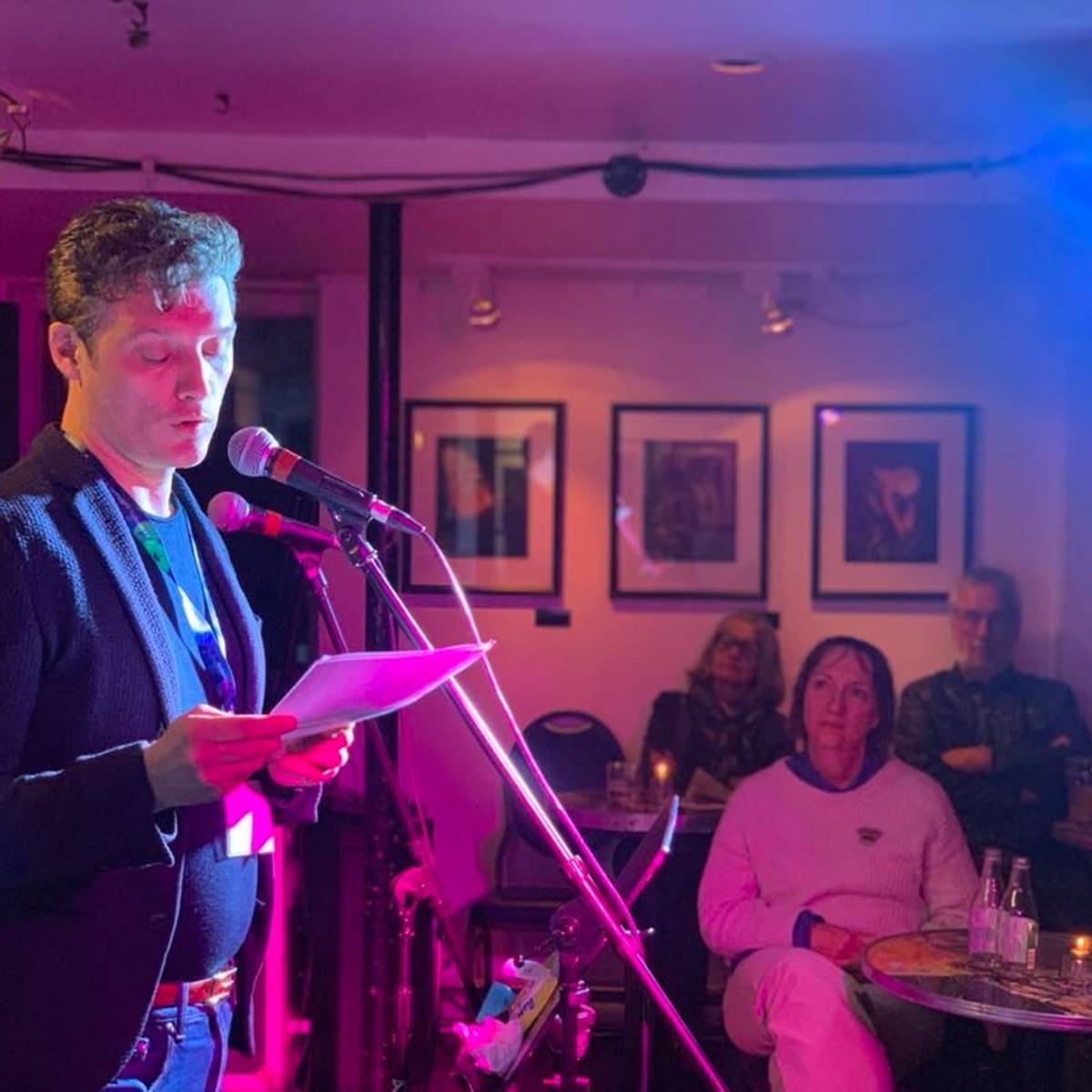 Poetry reading at a café in Trois-Rivières during the international poetry Festival .
