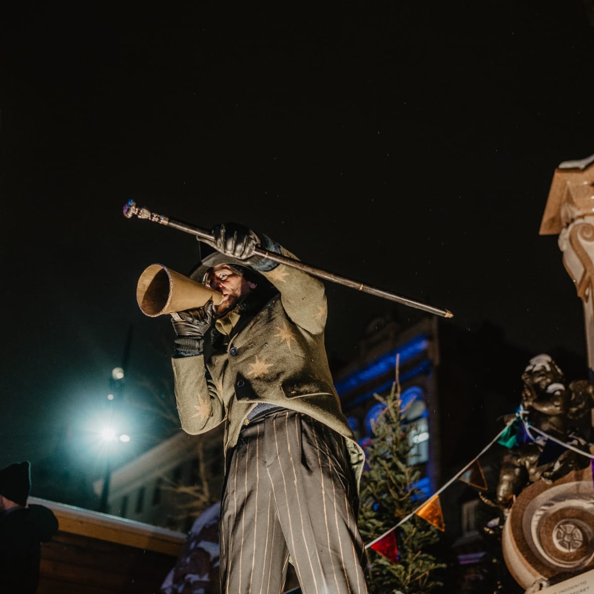 Personne costumée anime au Festival Kaléidoscopes.