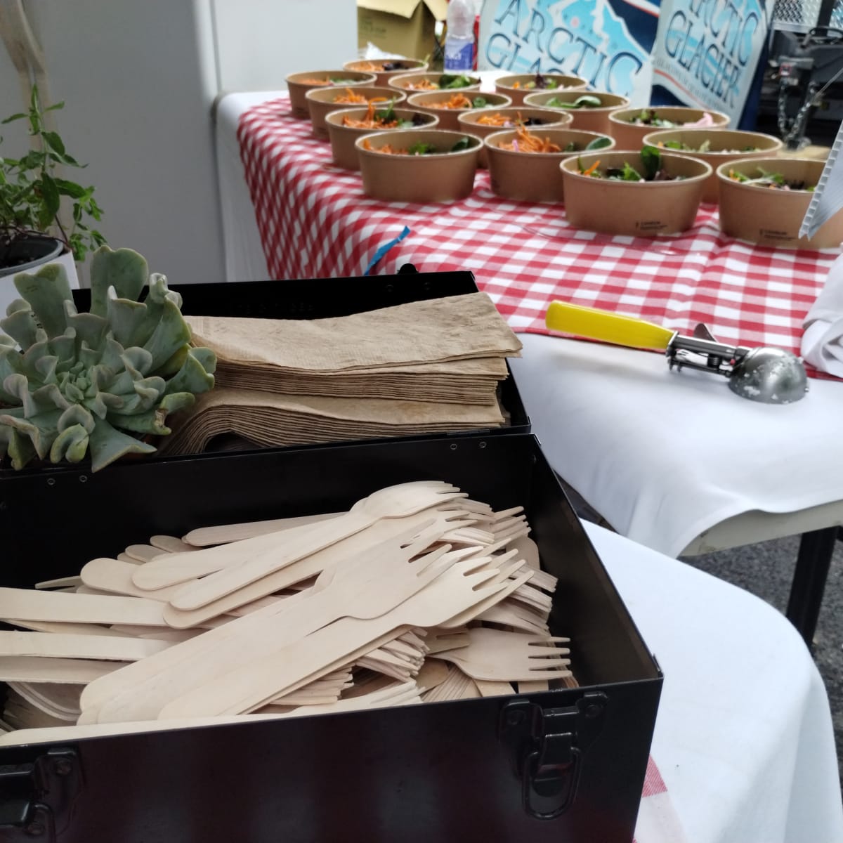 Gros plan sur des ustensiles en bois et des bols compostables