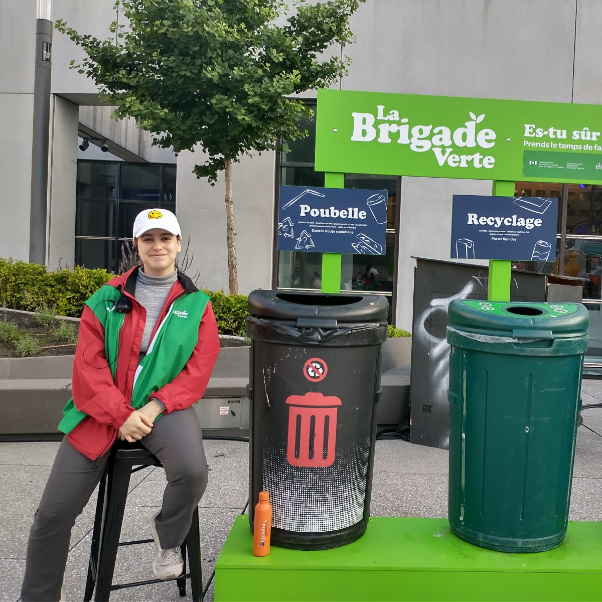 Îlot de tri des matières résiduelles avec membre de la brigade verte