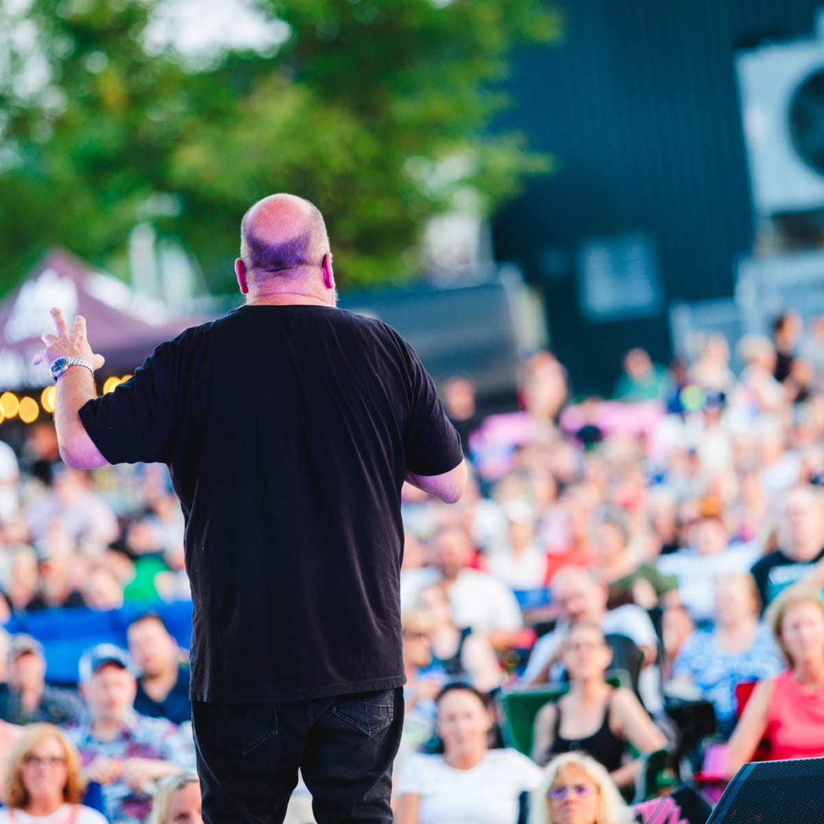 Une chanteur sur scène au Festival POP ton été