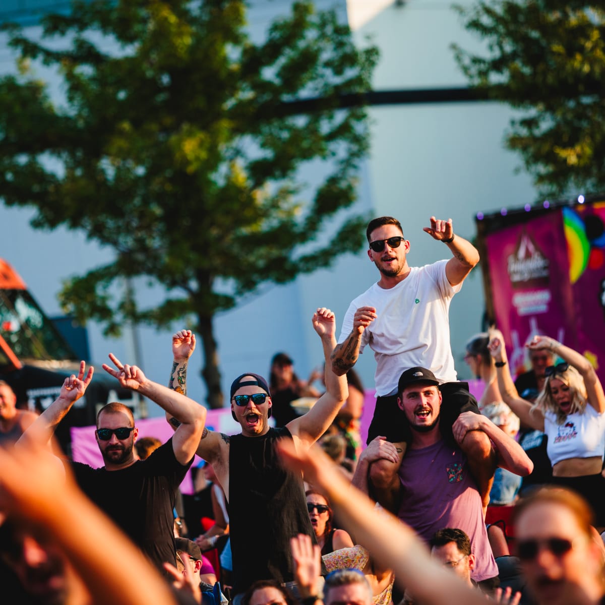 Des jeunes hommes qui s'amusent au Festival POP ton été