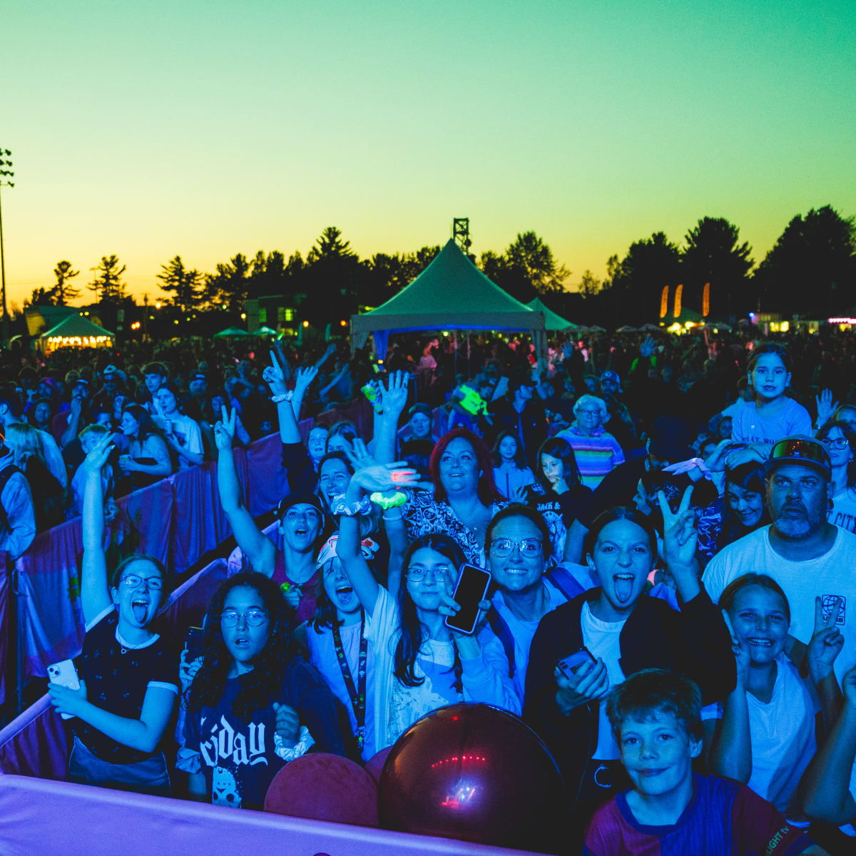 Une foule qui s'amuse au Festival POP ton été