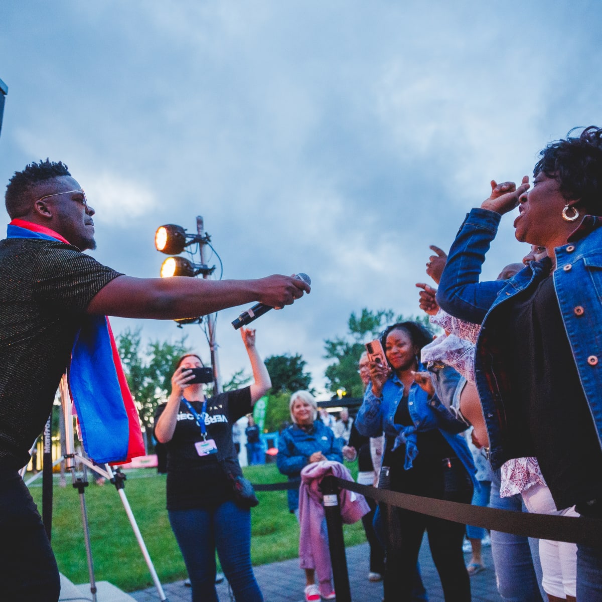 Un chanteur qui s'amuse avec la foule au Festival POP ton été