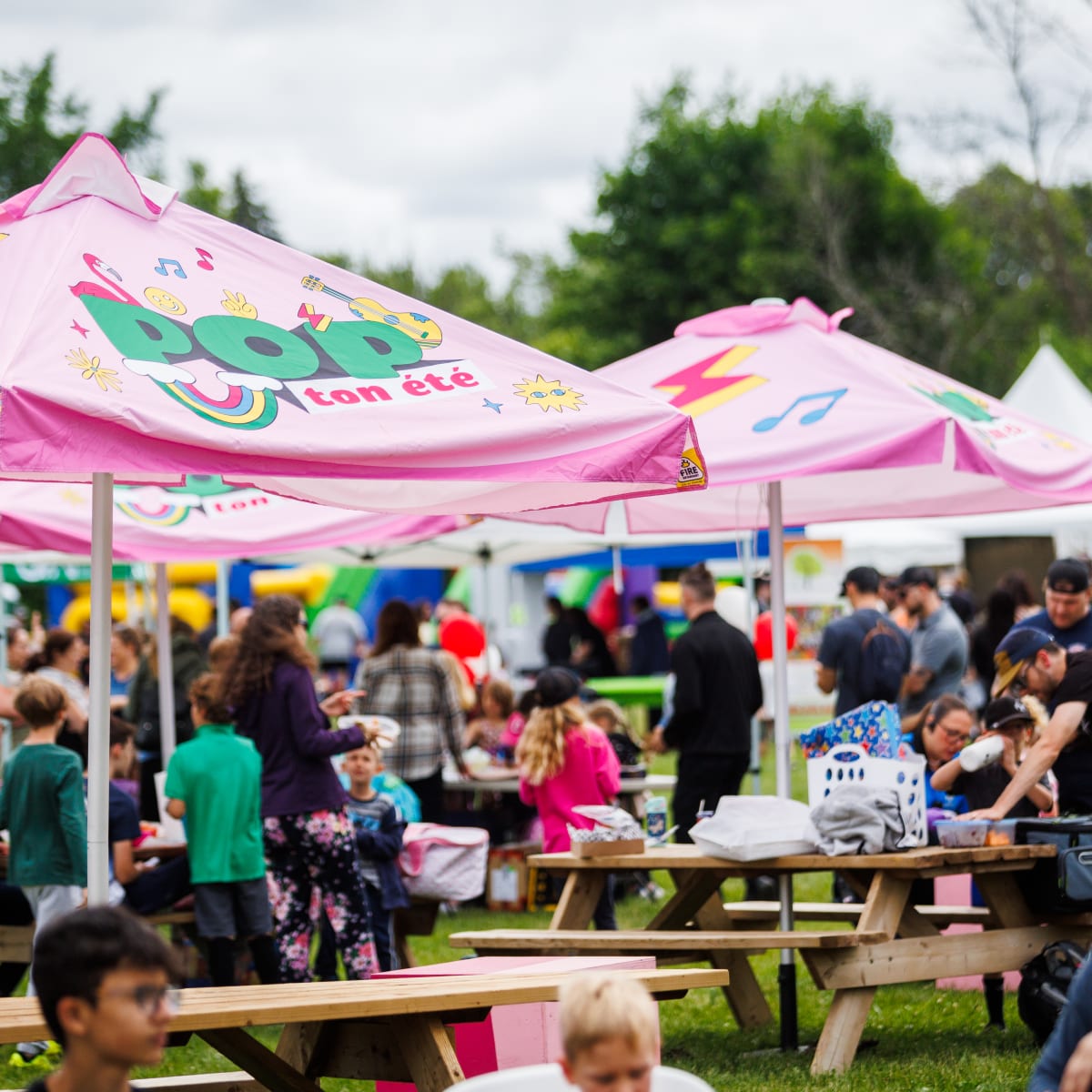 Une aire de tables à pique-nique au Festival POP ton été
