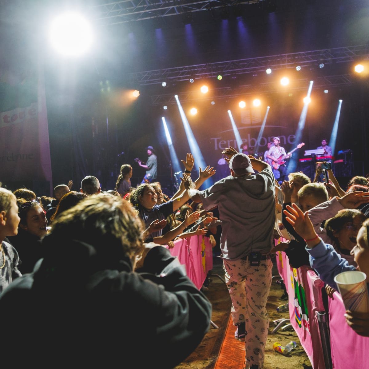 Un chanteur dans la foule au Festival POP ton été