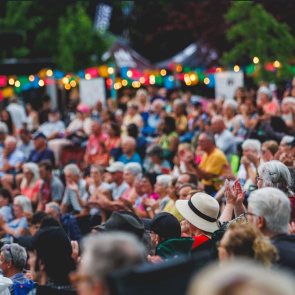 Une foule qui écoute un spectacle au Festival POP ton été