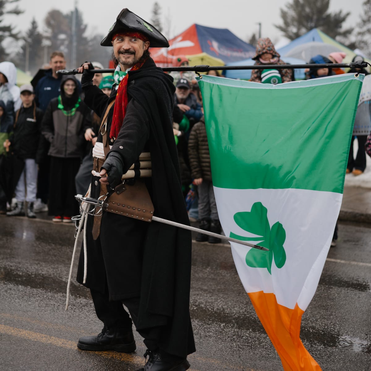 Pirate avec un drapeau irlandais.
