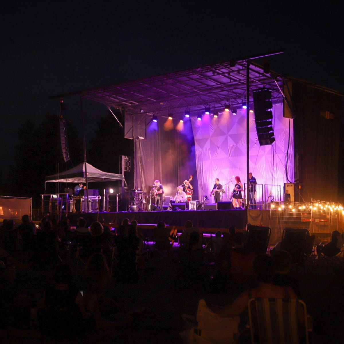 Festival SuperFolk Morin-Heights - Une scène éclairée la nuit.