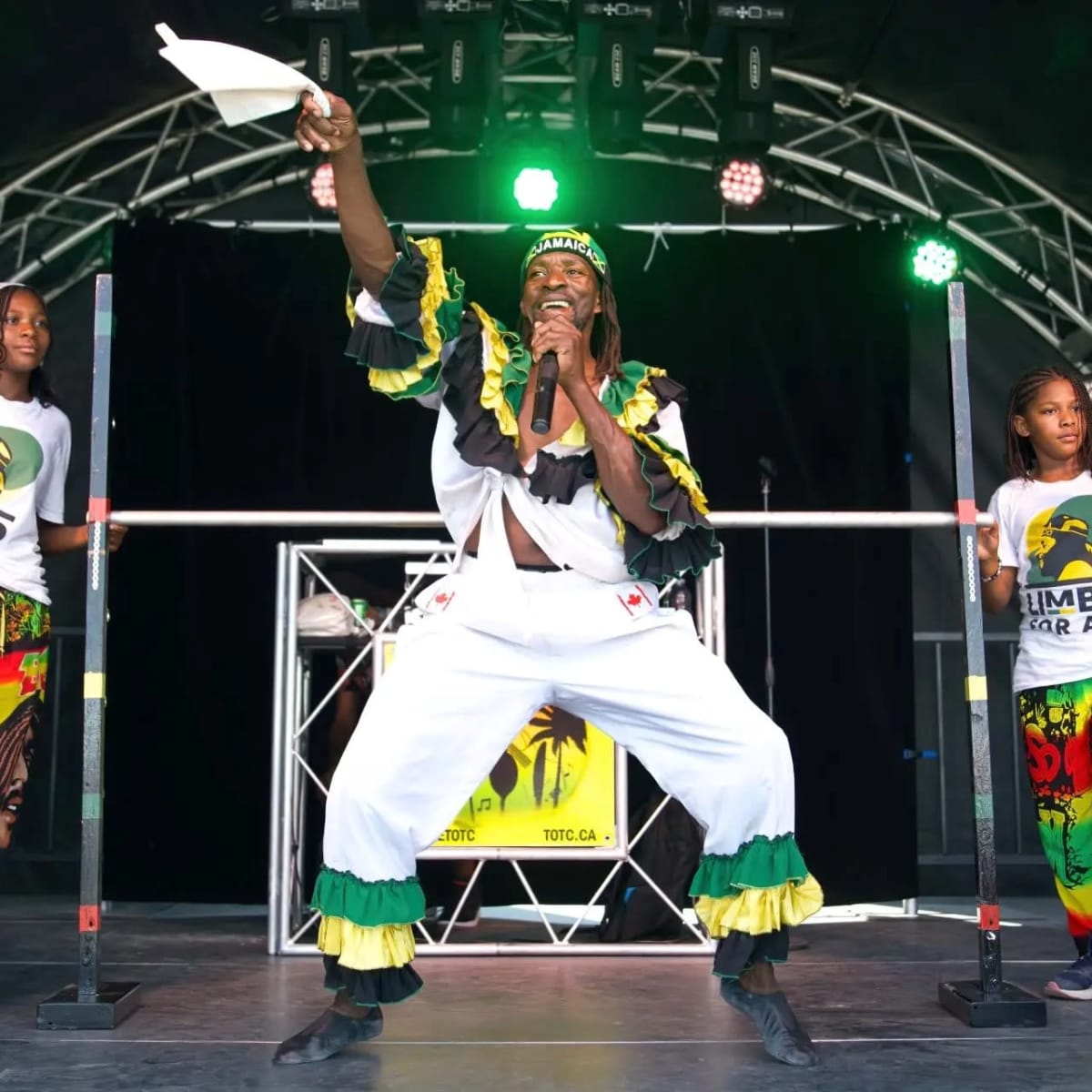 Chanteurs et 2 fillettes, Jamaïque. 