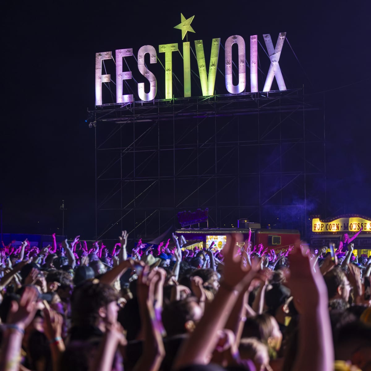 Une foule avec les bras en l'air au FestiVoix de Trois-Rivières.