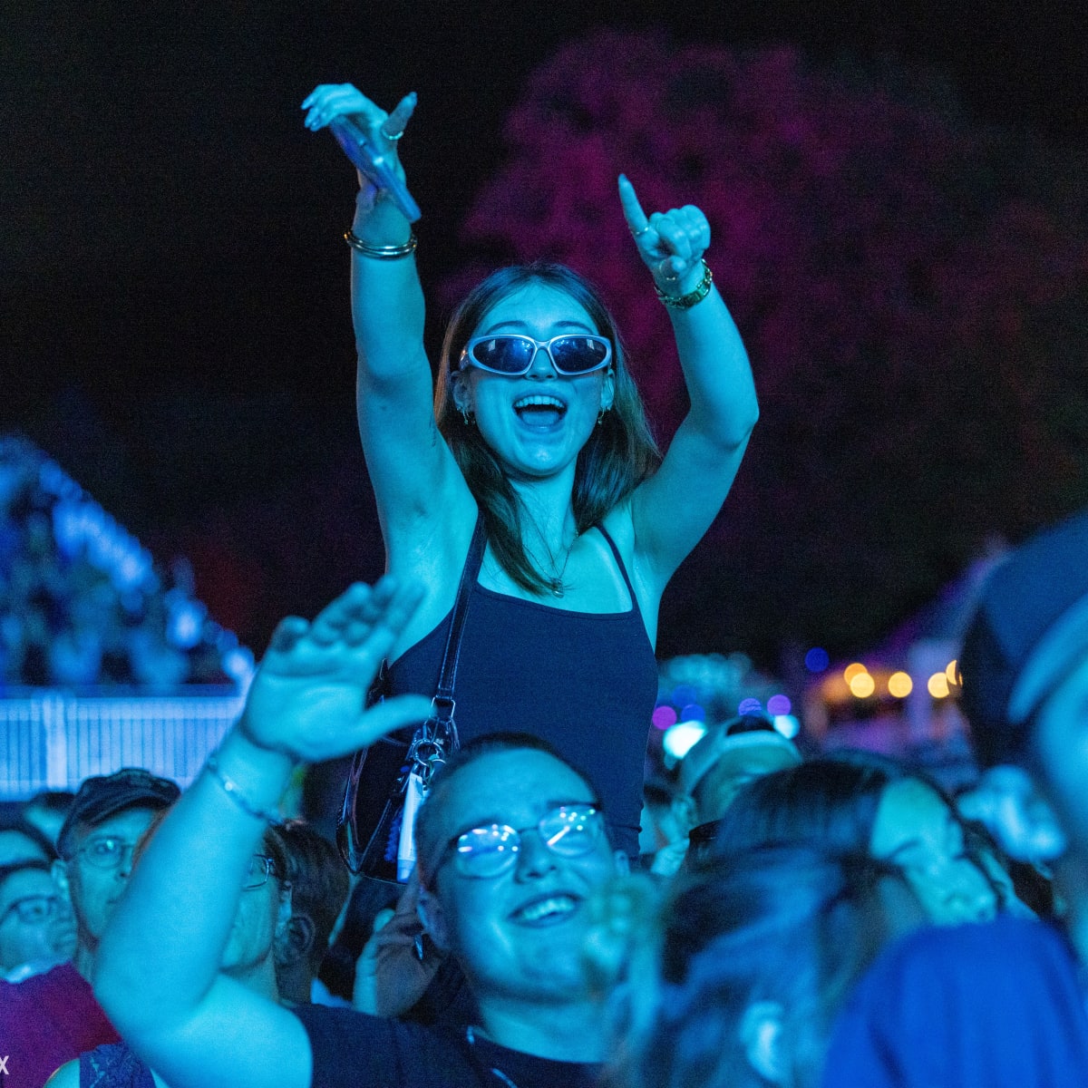Une femme assis sur les épaules d'un homme au FestiVoix de Trois-Rivières.