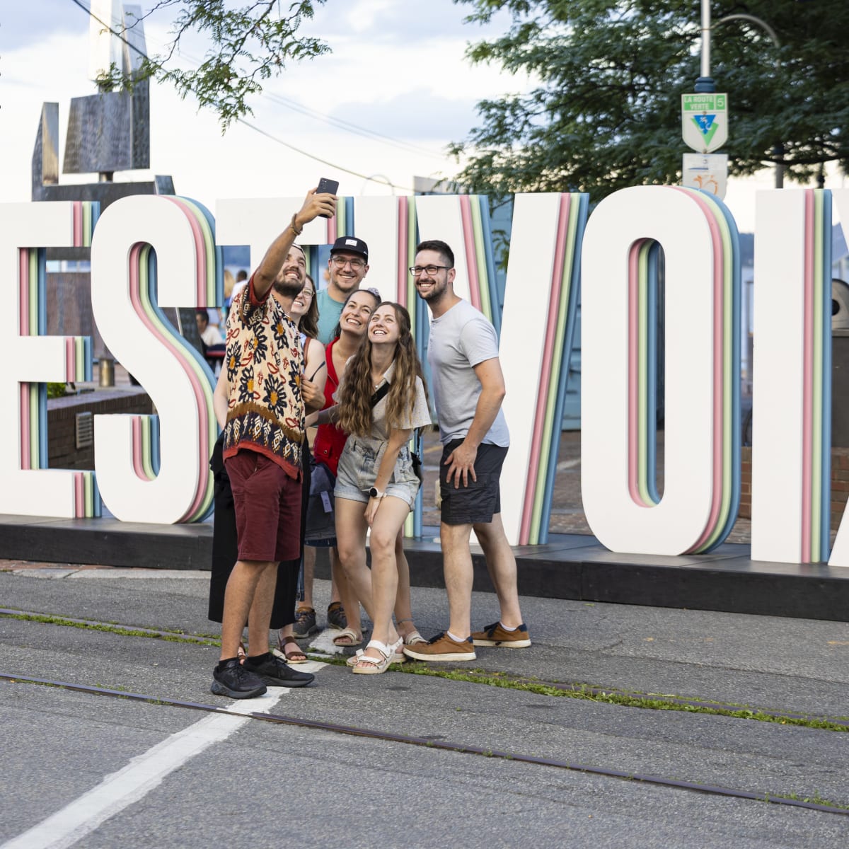 Des amis prennent une "selfie" devant FestiVoix de Trois-Rivières.