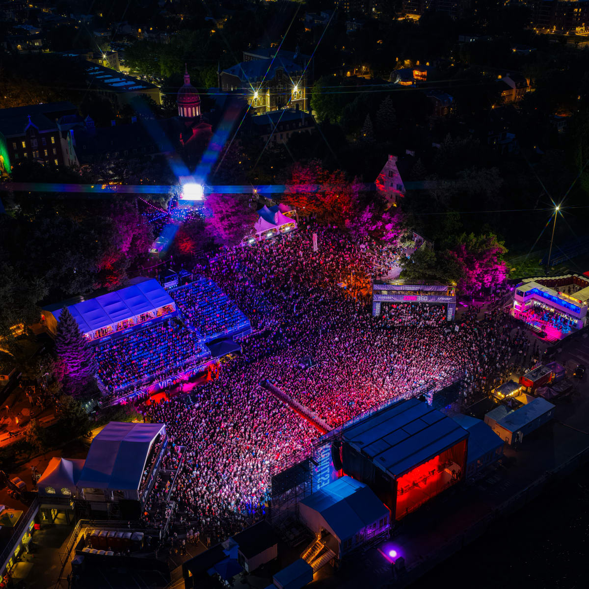 Vue aérienne du FestiVoix de Trois-Rivières le soir.
