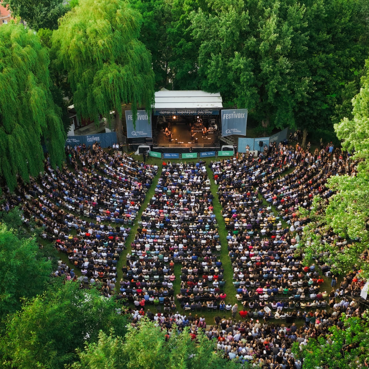 Vue aérienne d'une scène et d'une foule au FestiVoix de Trois-Rivières.