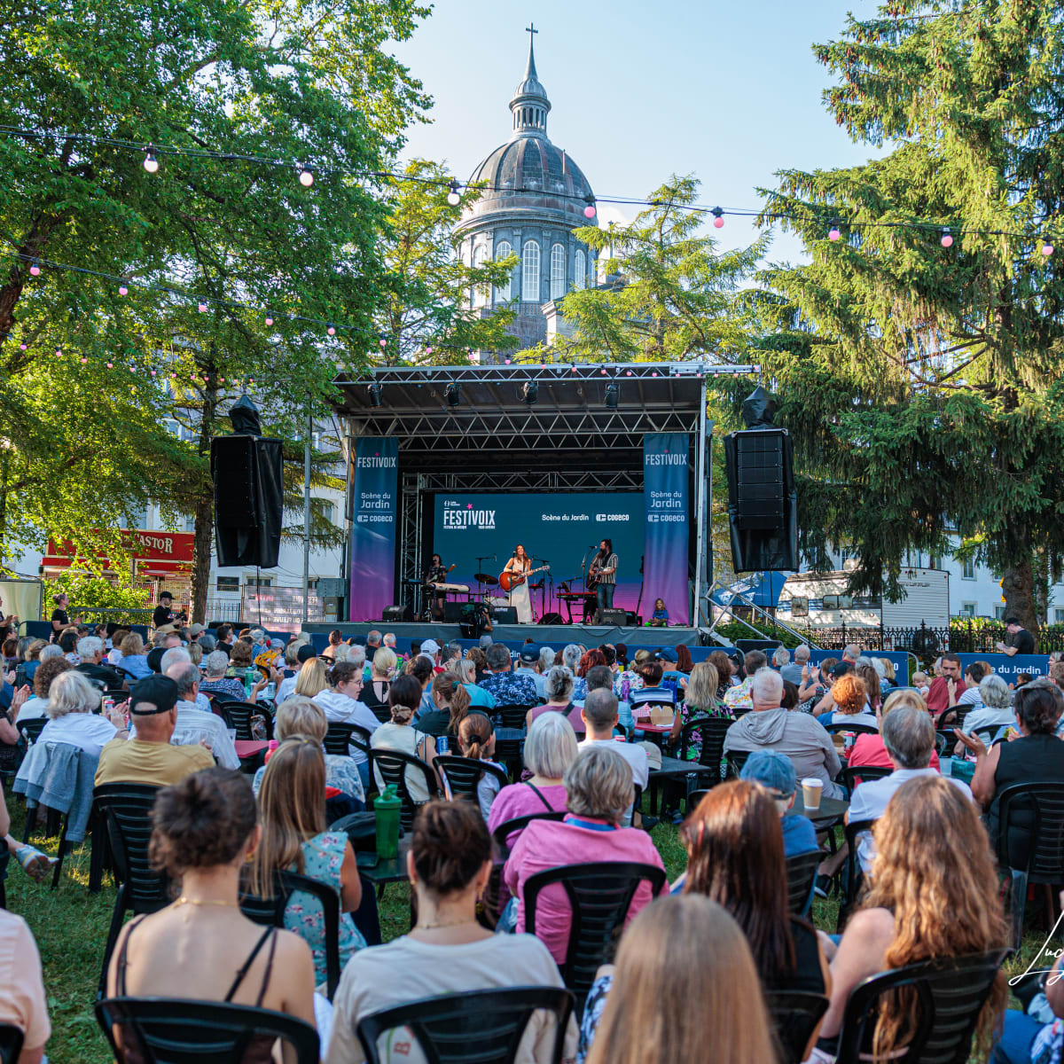 Une foule assise regarde une petite scène au FestiVoix de Trois-Rivières.