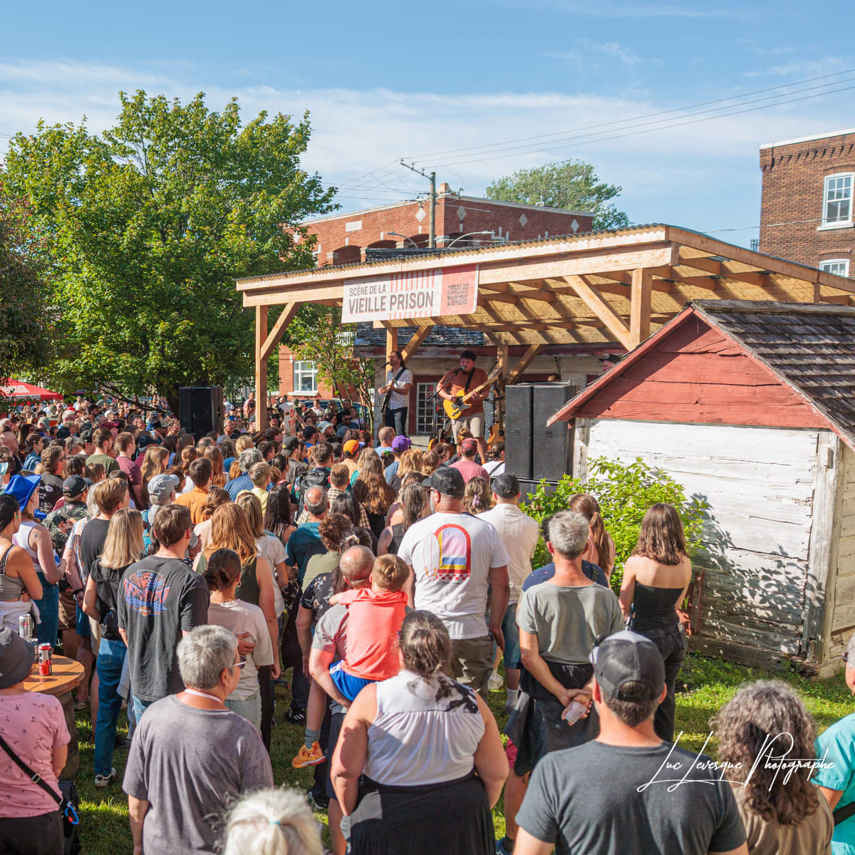 Une foule devant une petite scène au FestiVoix de Trois-Rivières.