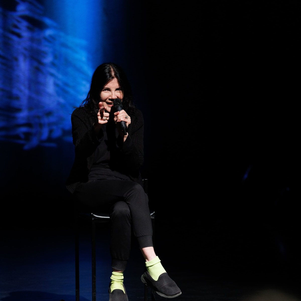 Carole Laure assise sur la scène du FFAVM.