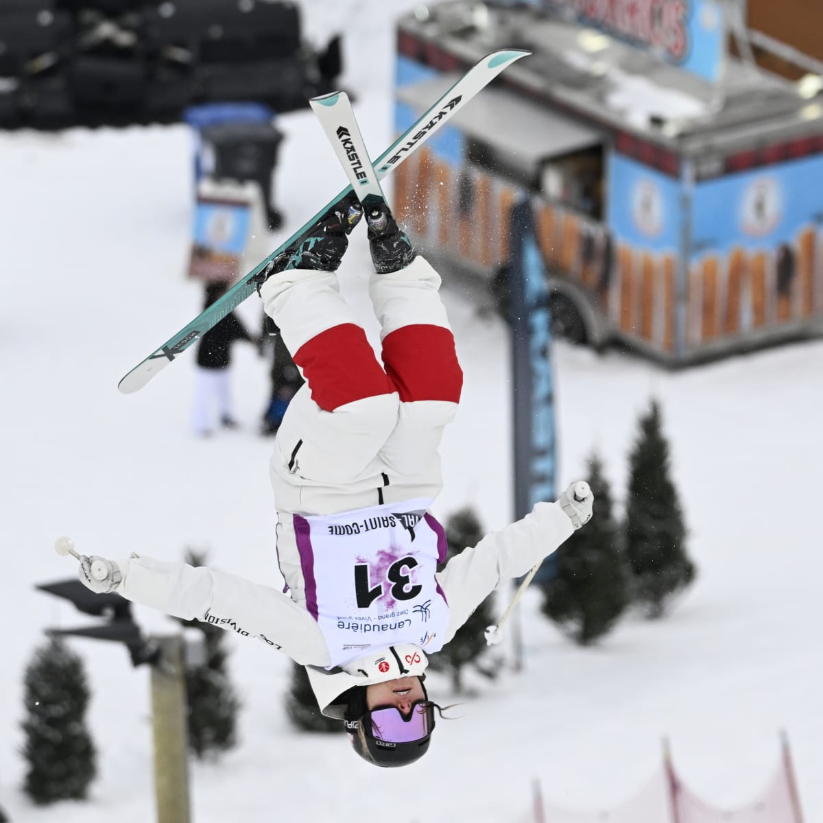 Skieur acrobatique lors d'un saut.