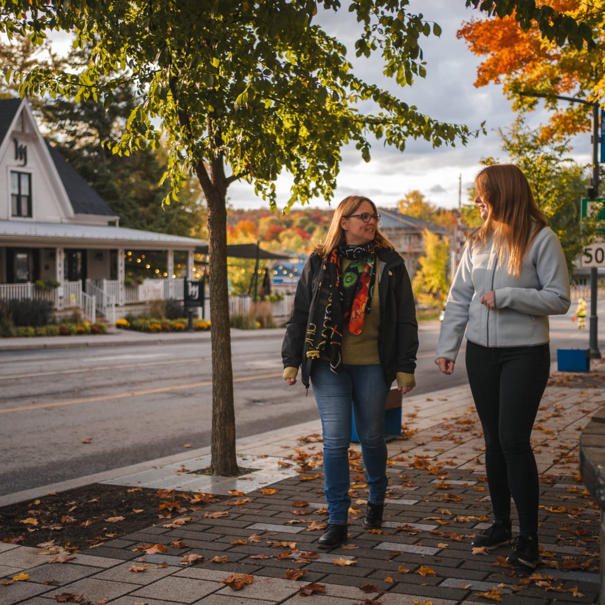 Deux femmes en train de marcher dans un coquet village