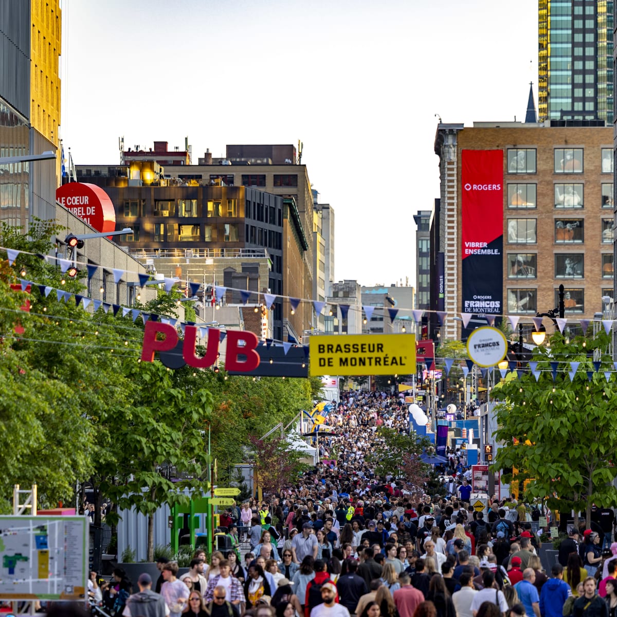 Foule à l'extérieur