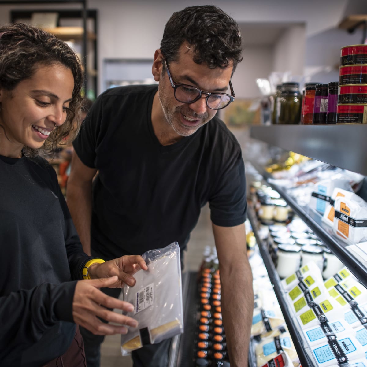 Deux personnes qui regardent les fromages