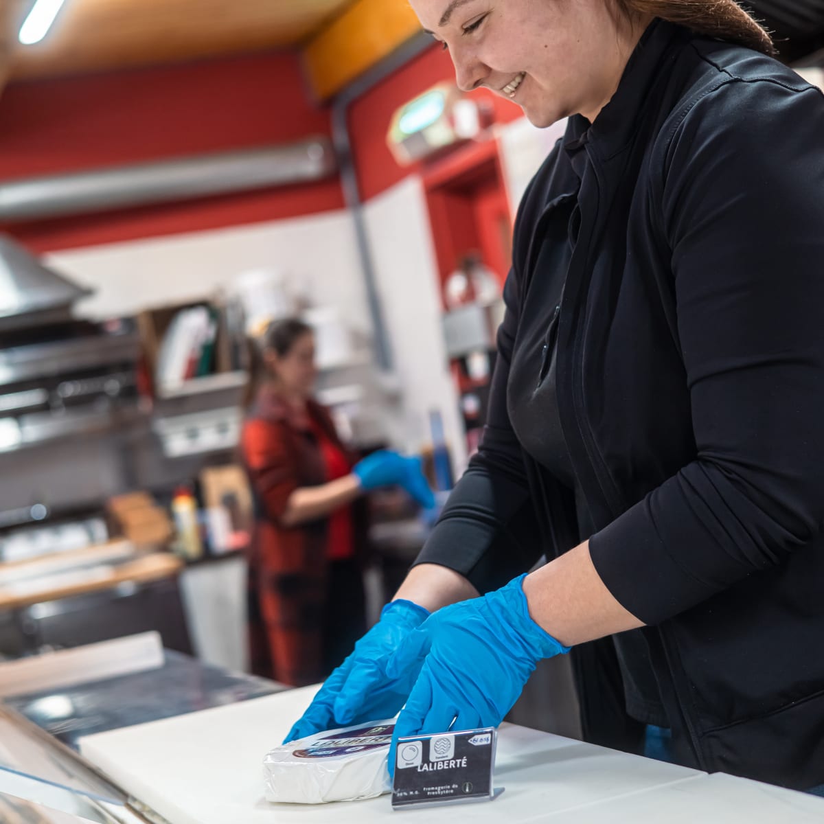 Employé de la Fromagerie de l'Ancêtre.