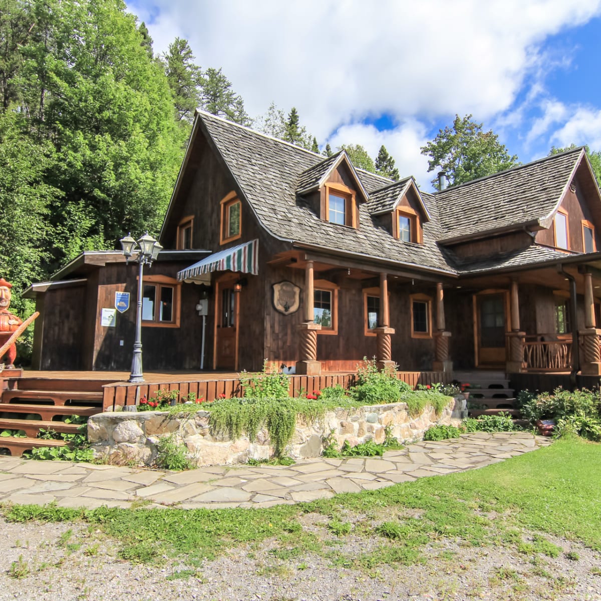 Extérieur du Gîte de l'Artisan l'été.