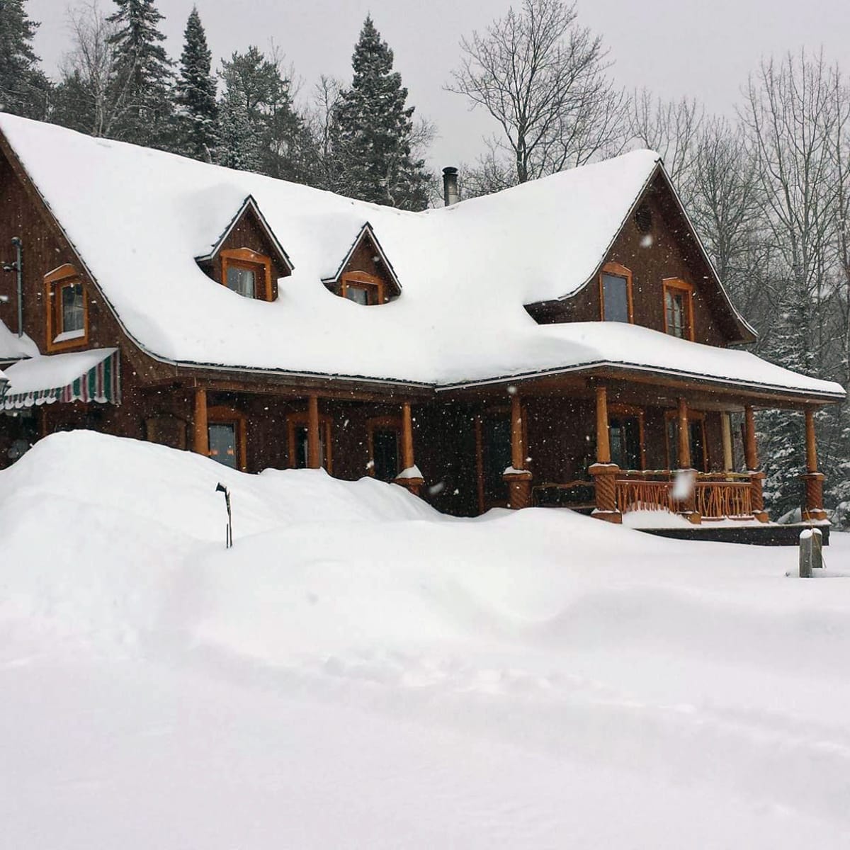 Extérieur du Gîte de l'Artisan l'hiver.