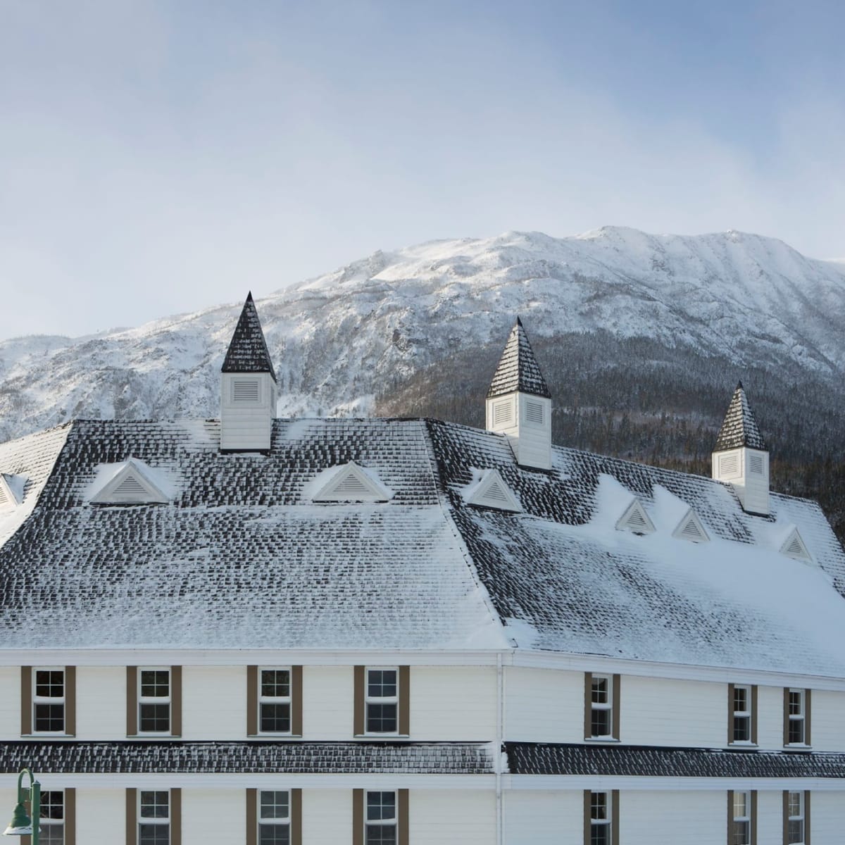 Le Gîte du Mont-Albert en hiver, avec une montagne en arrière-plan.