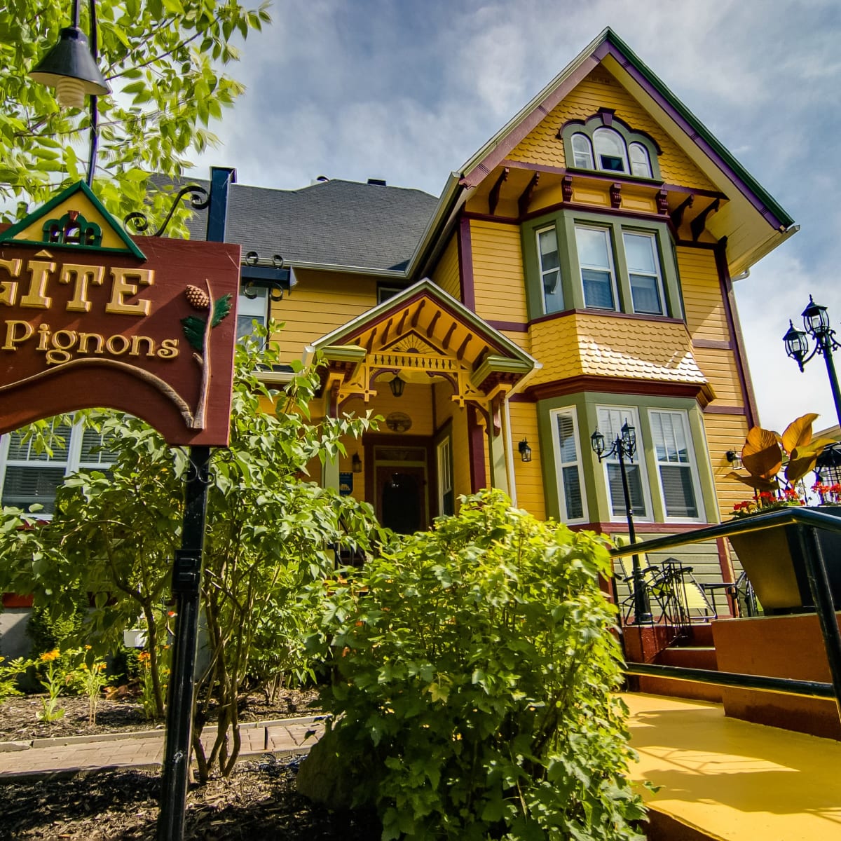 Façade jaune du Gîte Les Pignons.