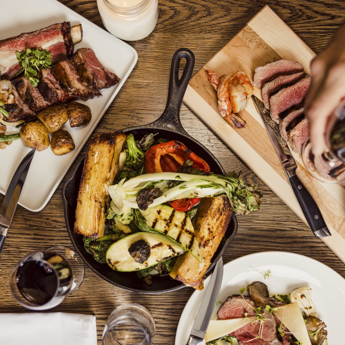 Plats de viandes grillées sur une table