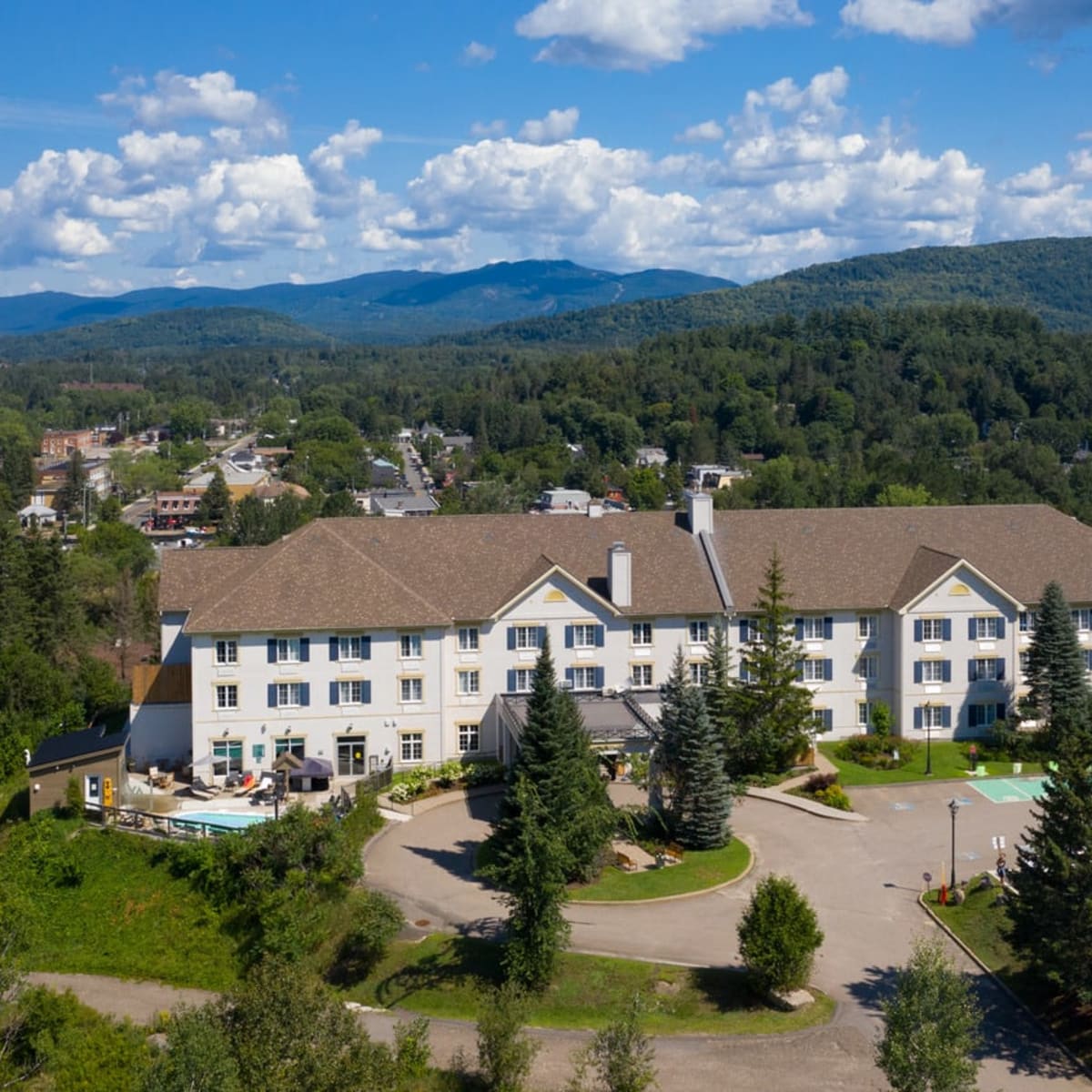 Vue aérienne de l'AX Hôtel Mont-Tremblant.