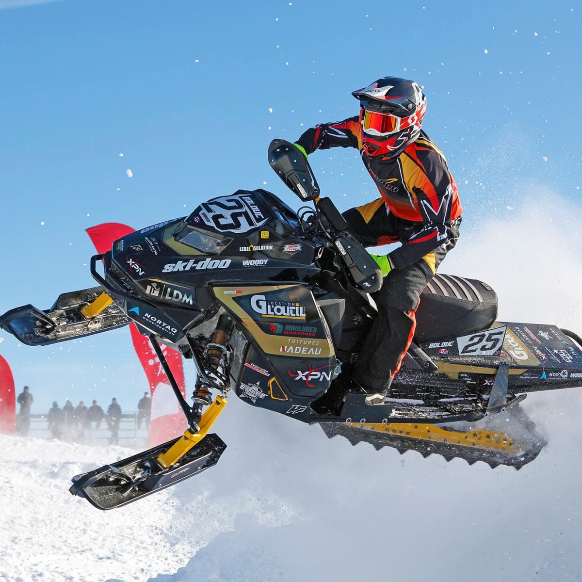 Saut en motoneige au Grand Prix Ski-Doo de Valcourt.