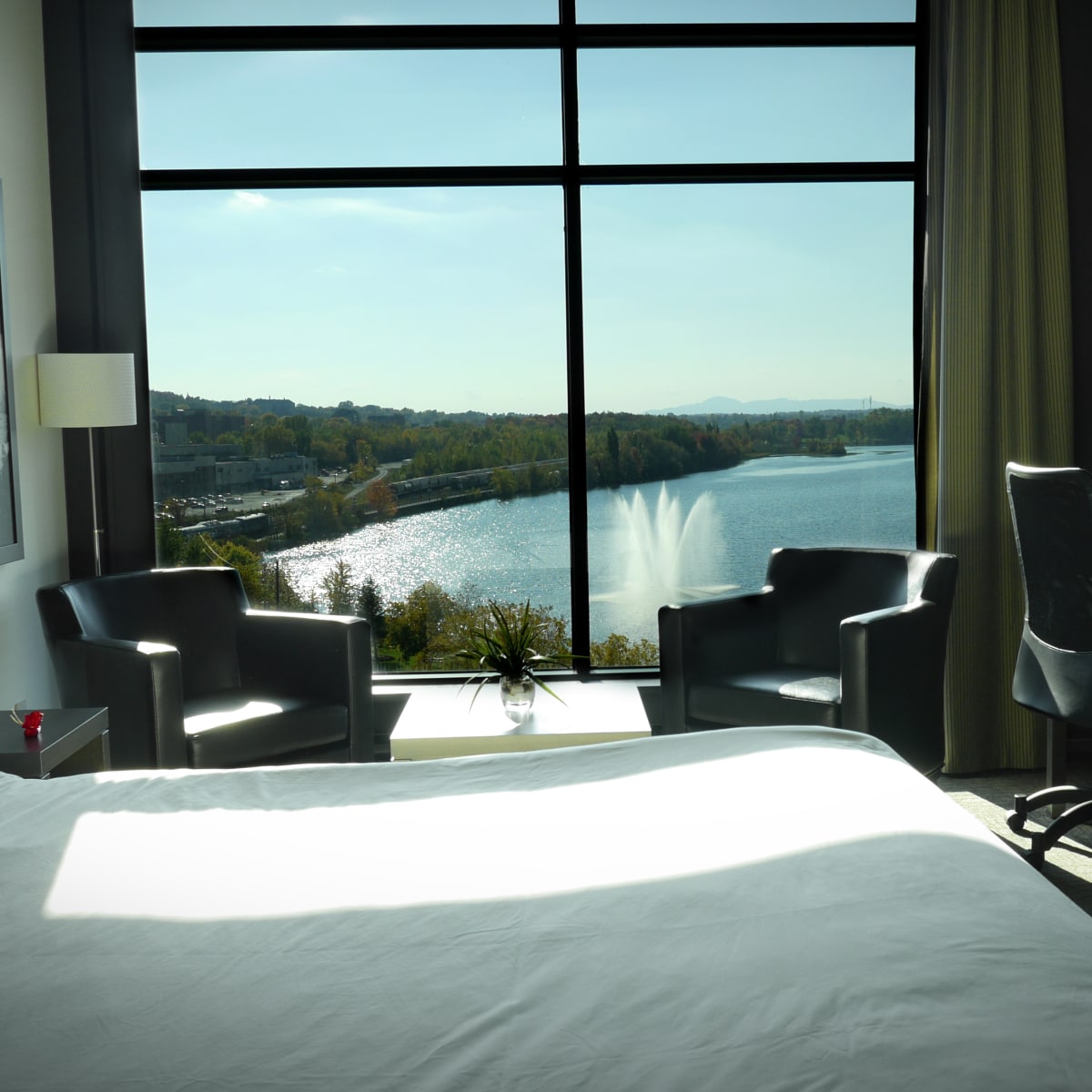 Grand Times Hotel - Sherbrooke - Une chambre avec une vue sur l'eau