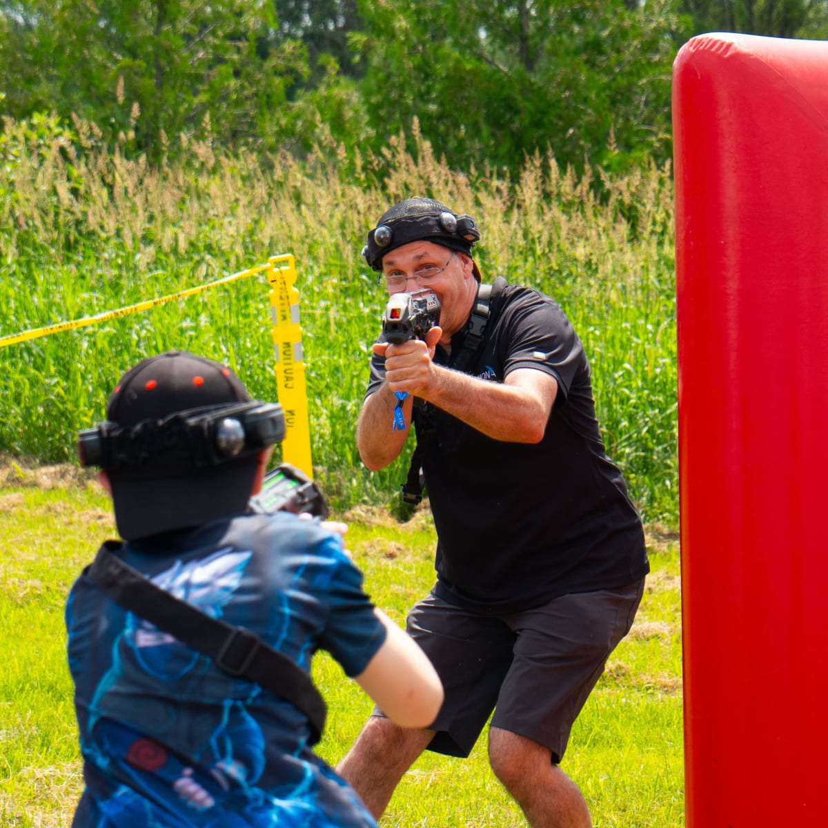 2 personnes se ciblant au paintball.