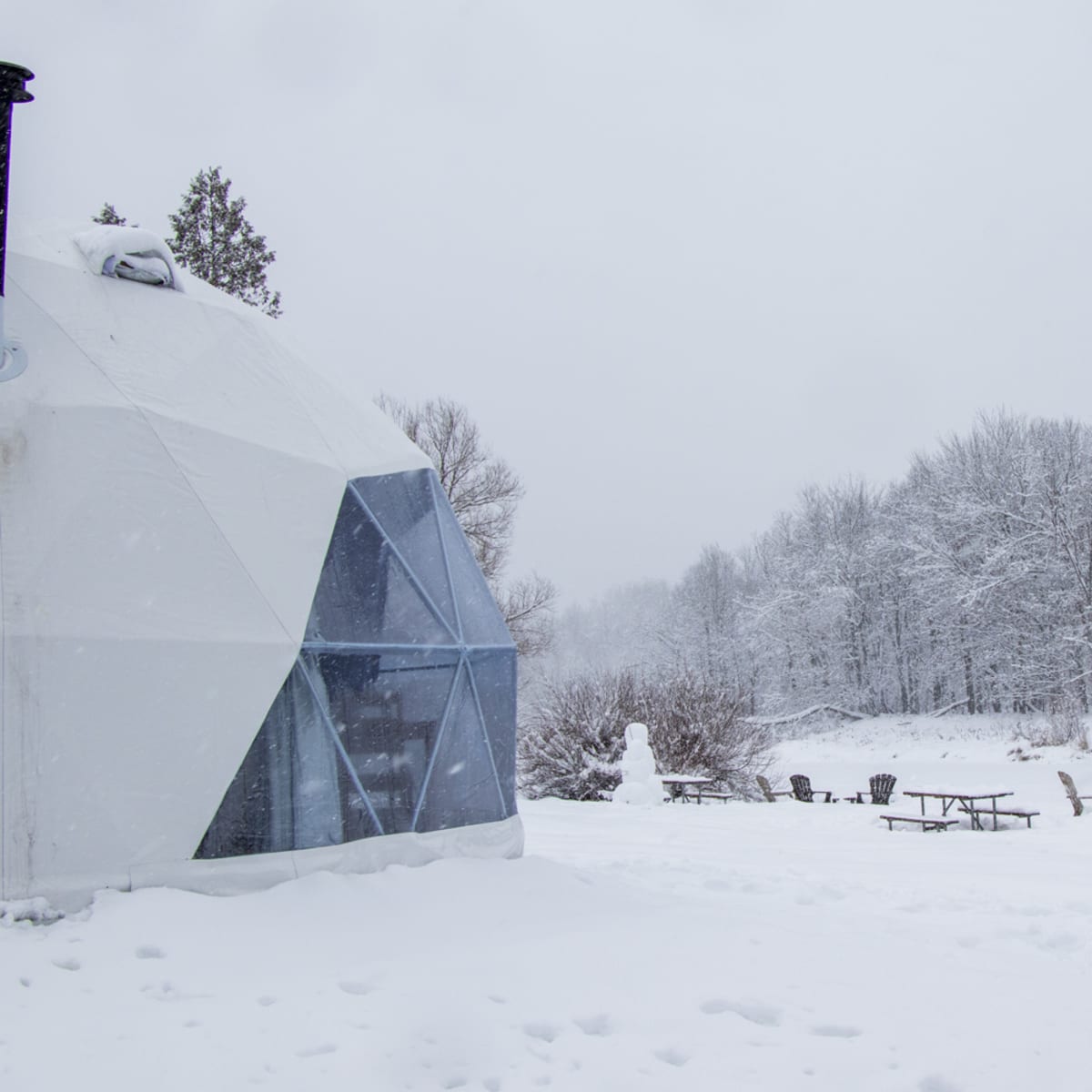 Dôme en hiver, hébergement insolite en famille au Québec.