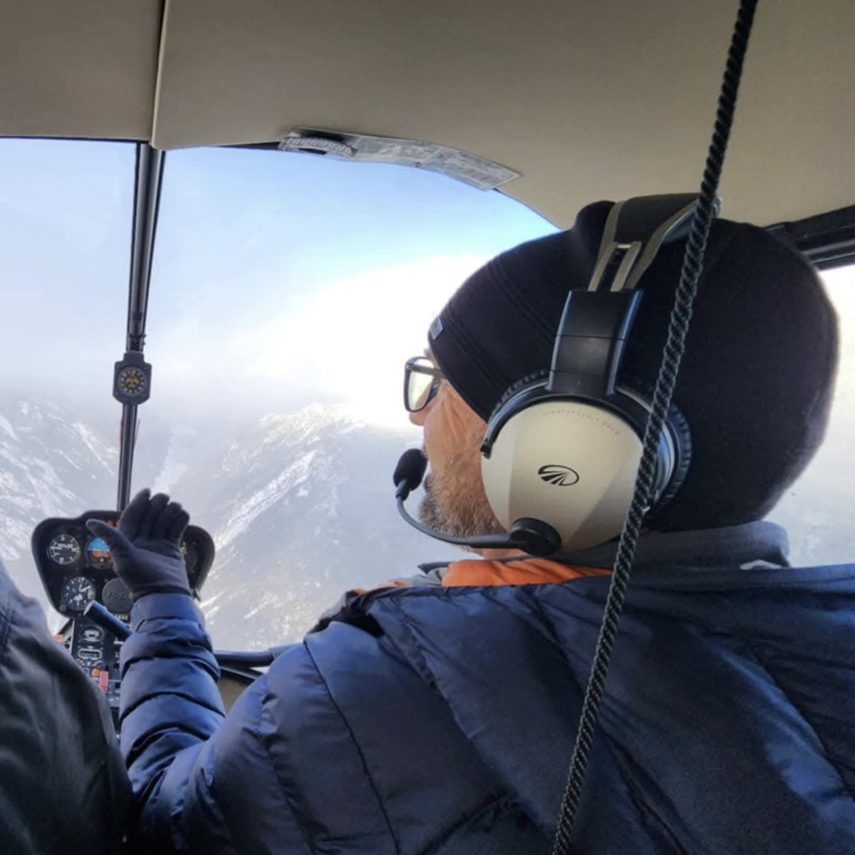 Deux personnes dans un hélicoptère - Héli-Charlevoix.