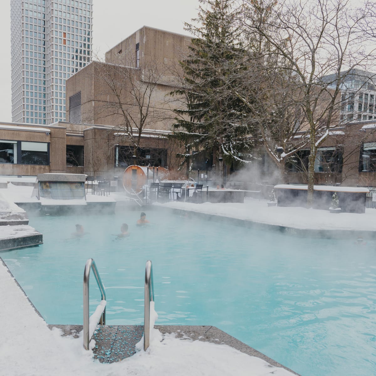 Piscine extérieure chauffée en hiver à l'Hôtel Bonaventure Montréal.