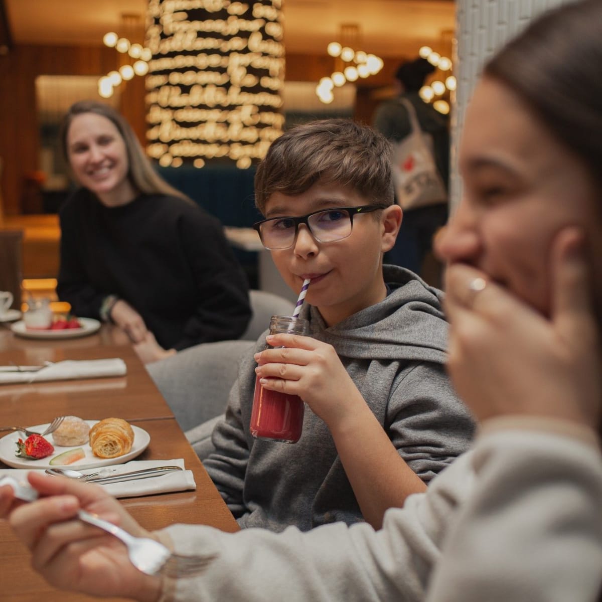 Famille profitant d'un repas.