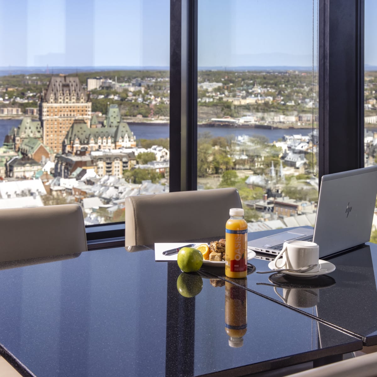 Club exécutif au Hilton Québec avec vue sur le Château Frontenac.