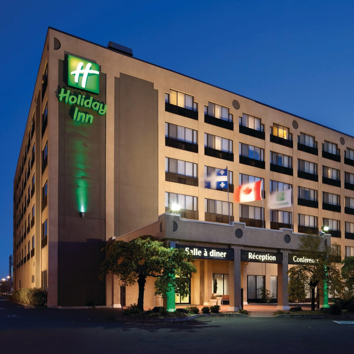 Holiday Inn Montréal-Longueuil - Extérieur de l'hôtel en soirée