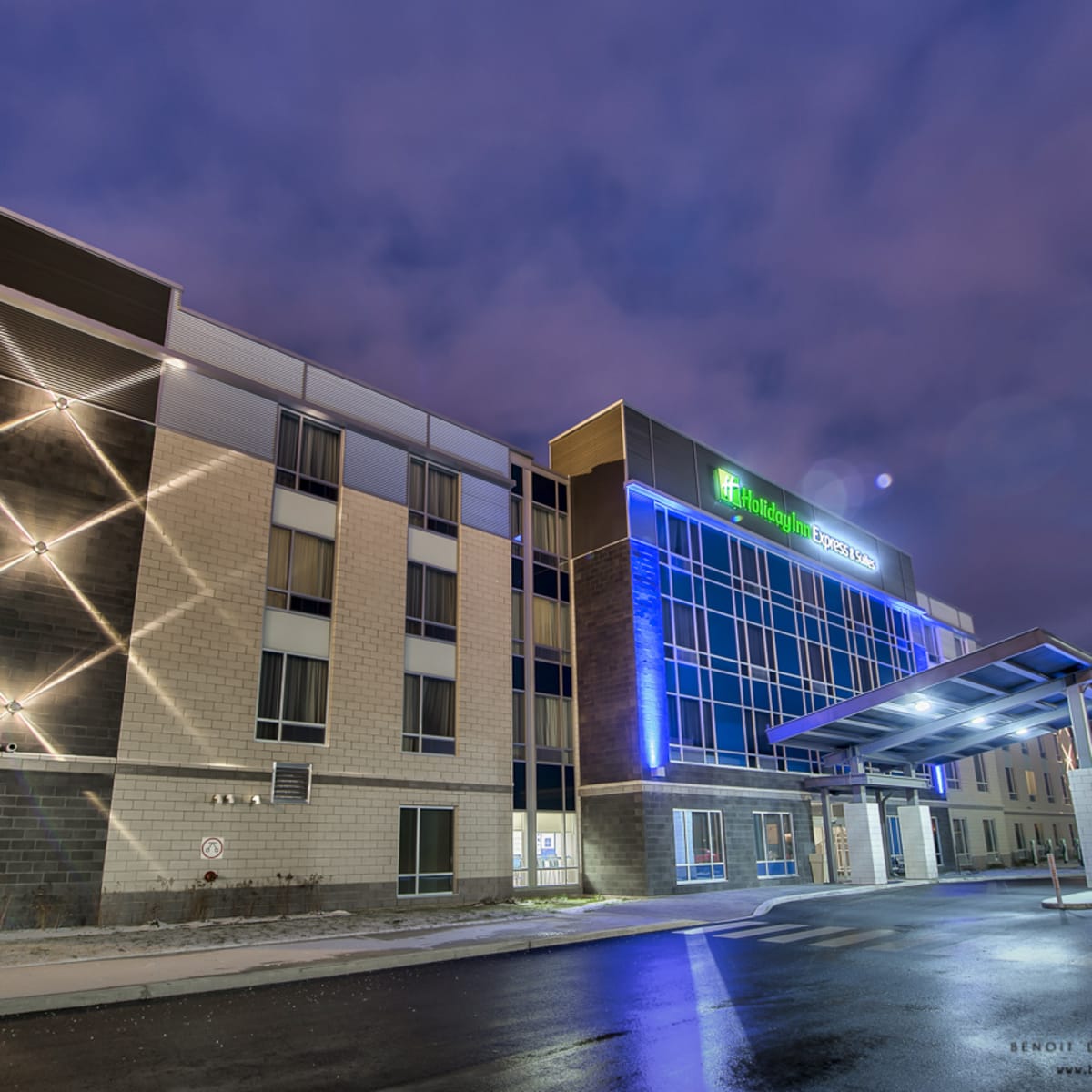 Holiday Inn Express & Suites Vaudreuil-Dorion - Exterior